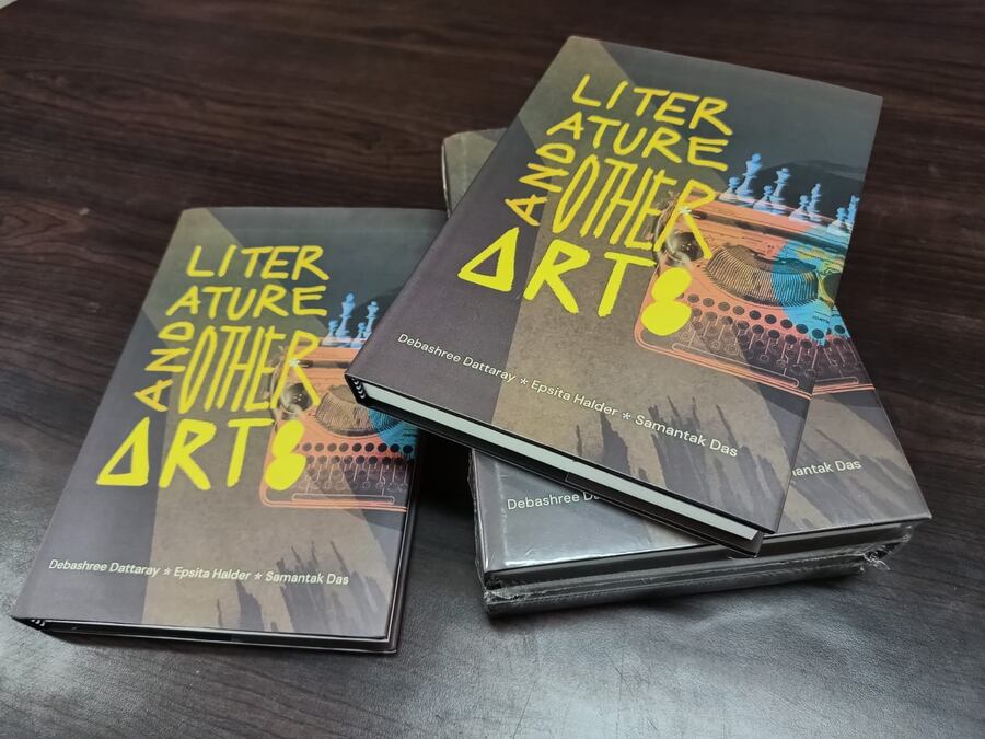 The Jadavpur University Press has published the book ‘Literature and Other Arts’, co-edited by Samantak Das, Debashree Dattaray and Epsita Halder. The book is a collection of writings by contributors from academia and outside. Abhijit Gupta, the director of Jadavpur University Press, an old friend of Das’s and his junior in the Jadavpur University English department, got emotional while recollecting his time with Das
