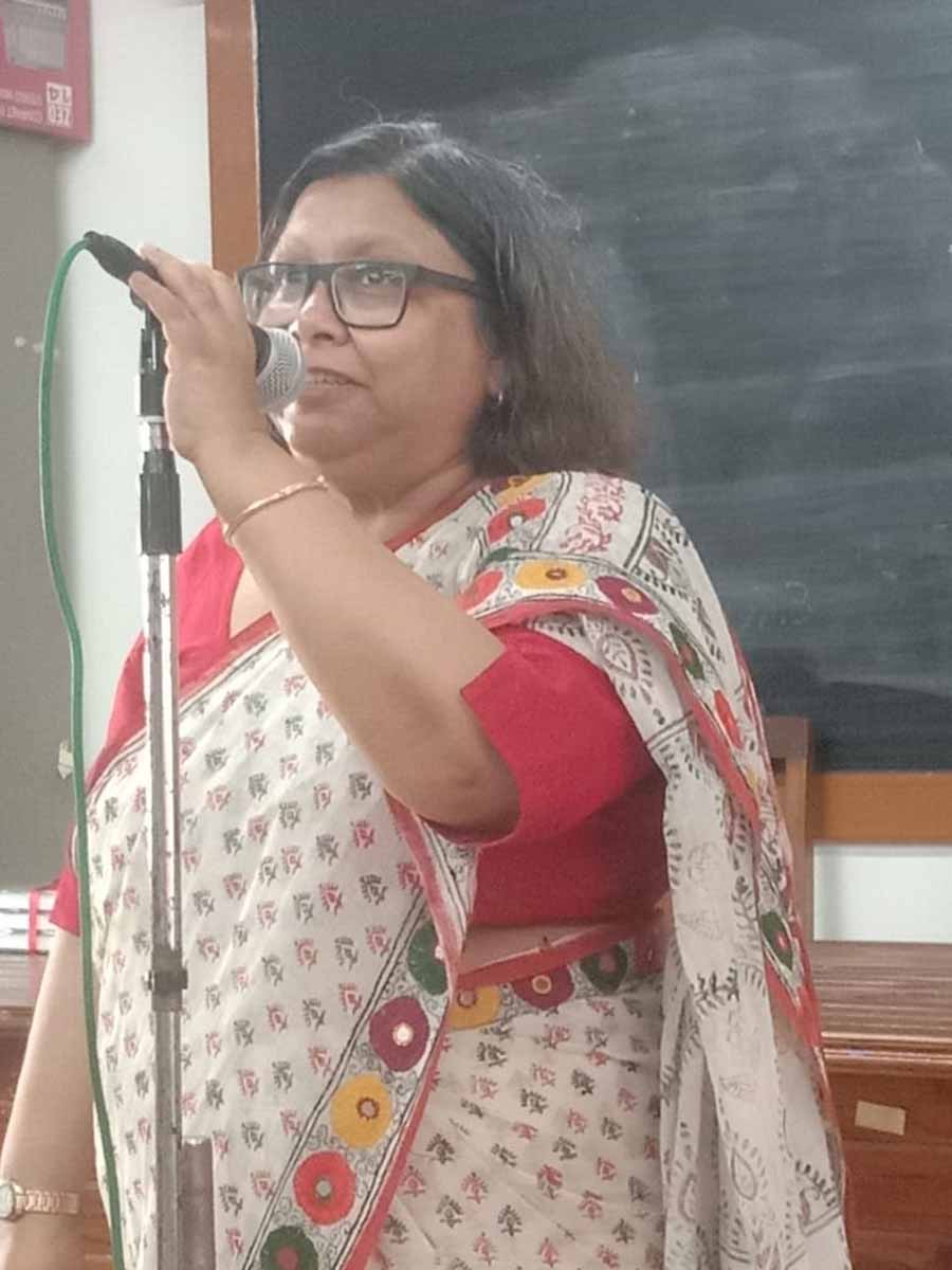 Malabika Roy, dean of the Faculty of Arts at JU, inaugurated the programme and shared her memories with Das. Kunal Chattopadhyay of Comparative Literature, spoke about his experiences with Das and fondly remembered how the latter would take up responsibilities of non-academic work like grant documents and other paperwork and do them meticulously