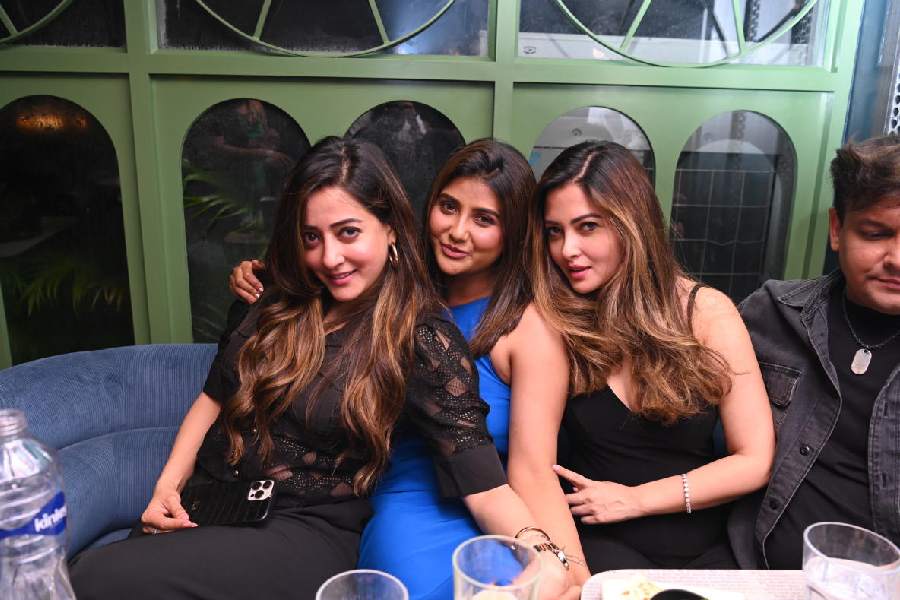 The triumvirate: The Telegraph camera spotted Tolly divas (l-r) Raima Sen, Parno Mittrah and Riya Sen chilling together. While the Sen sisters opted for black, Parno played it bright in a neon-blue dress.