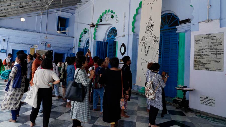 Participants of Heritage Walk look at the 18 feet x 4 feet scroll designed as a tribute to Nawab Wajid Ali Shah at Sibtainabad Imambara