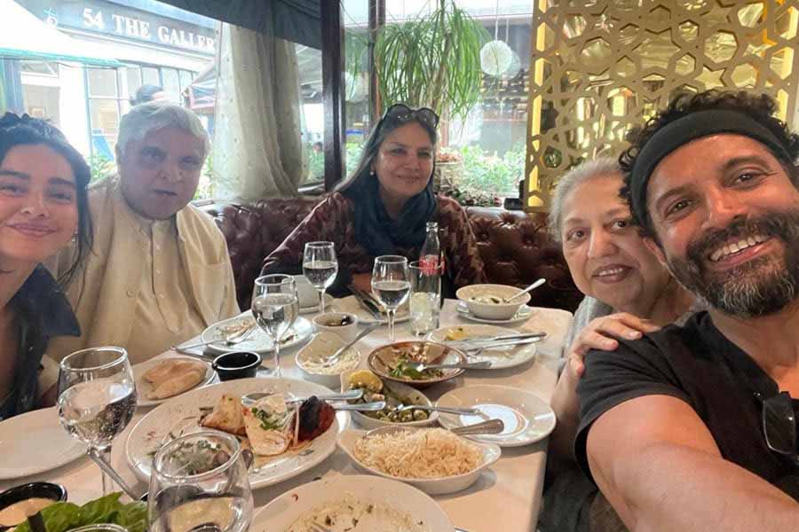 Shabana Azmi | Shabana Azmi enjoys Lebanese food with Javed Akhtar ...