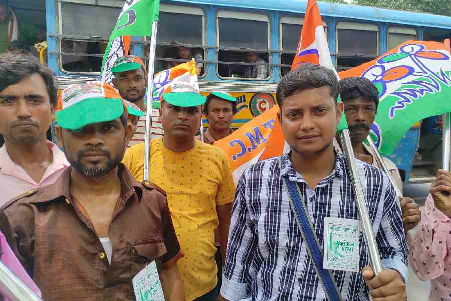 Jalal Mir, right, along with his team from Nakashipara, Nadia.