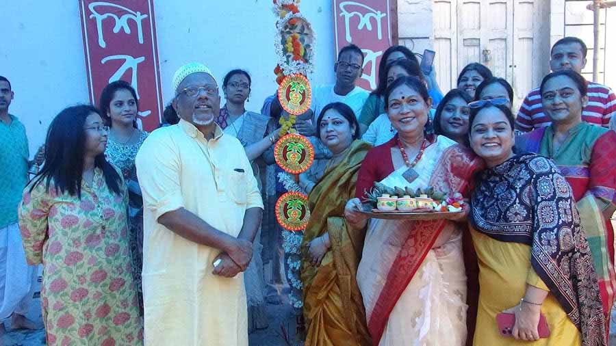 Mudar Patherya and others at Khuti Puja of Shibmandir Sarbojanin Durgapuja