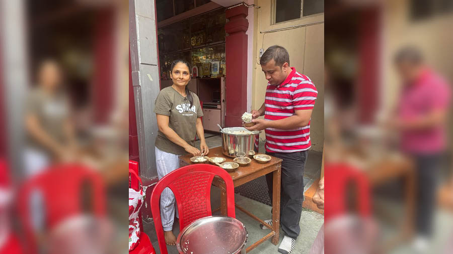 Shalini Patherya and Zeeshan Majeed helping Mudar to serve the kheer