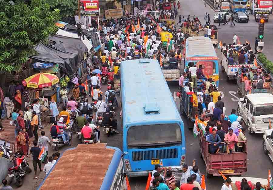 The streets of Kolkata were bustling after the Trinamool Congress’ annual Martyrs’ Day rally on Friday. Public vehicles were overcrowded and people were seen hanging from buses 
