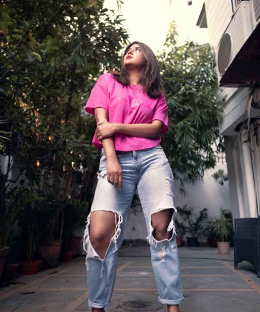 Parno Mittrah: Just the kind of vibe we want for our brunches, lunches, dinners and impromptu dates, Ms. Mittrah’s ripped jeans and pink crop top is so comfy and cool that we don’t want to try anything but this combo. You can mix and match and curate several looks, pairing the top with skirts, shorts, palazzos, dhoti pants, or other variants of denims. Go explore!