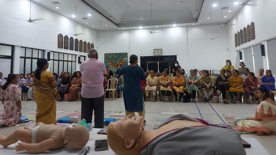 Dummies of both adults and children were used to demonstrate CPR skills