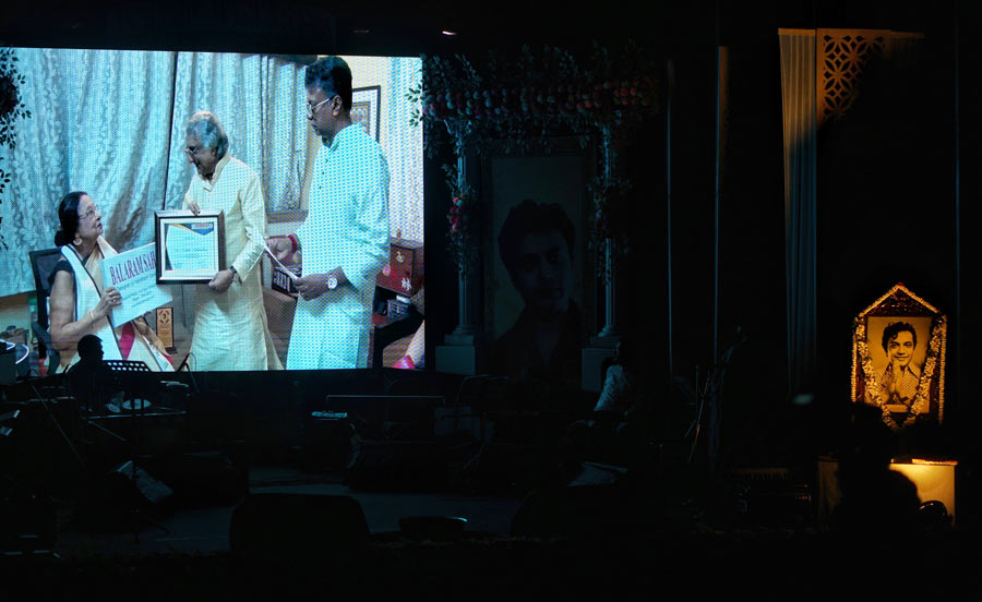 Veteran actress Madhabi Mukherjee, who shared the screen with Uttam Kumar in several films like ‘Agnishwar’ and ‘Thana Theke Aschi’, was honoured with the Lifetime Achievement Award. Since she is not well, Tanmoy Kar, the general secretary of the committee, and Kalyan Sen Barat met her at her home a few days prior to the event. The moment was shown on the screen during the programme