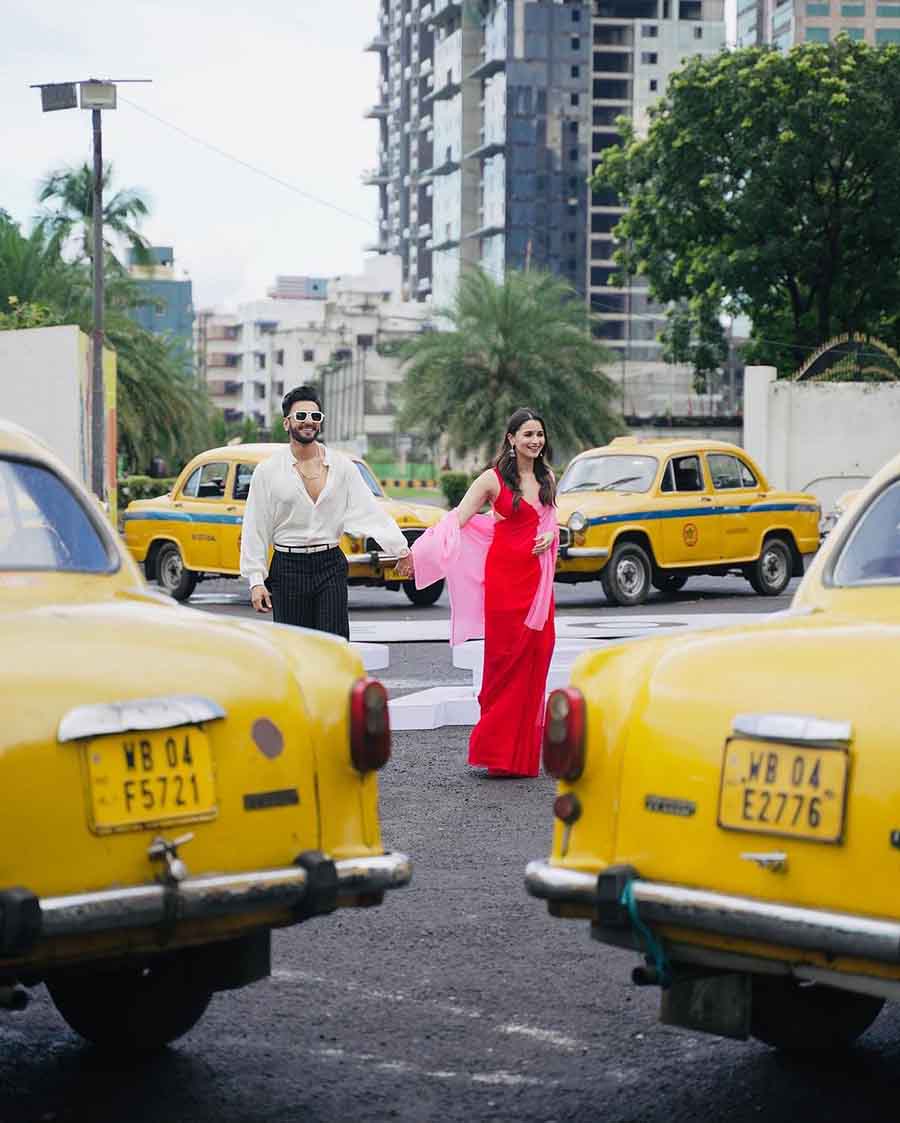 The duo also posed with the classic yellow taxis of Kolkata. The taxis formed a heart around the onscreen pair.