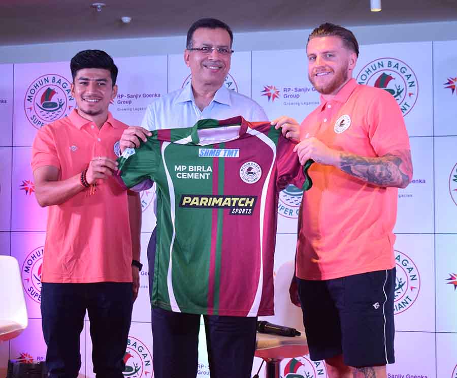 Mohun Bagan Super Giant unveiled their new jersey for the season 2023- 2024. In picture, Sanjiv Goenka, owner, Mohun Bagan Super Giant with footballer Anirudh Thapa and Jason Steven Cummings at RPG Office Kolkata on Tuesday  
