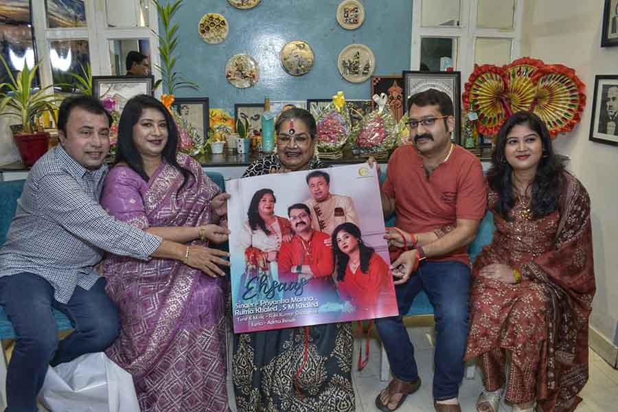 Musician Rishi Kumar Chatterjee released ‘Ehsaas’, a Hindi album with 18 songs. Usha Uthup launched the album at Uns Cafe & Dining in Kolkata  