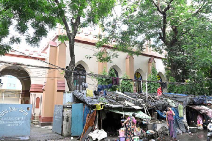 Stalls and shanties in front of Lord Jesus Church on Rafi Ahmed Kidwai Road. 