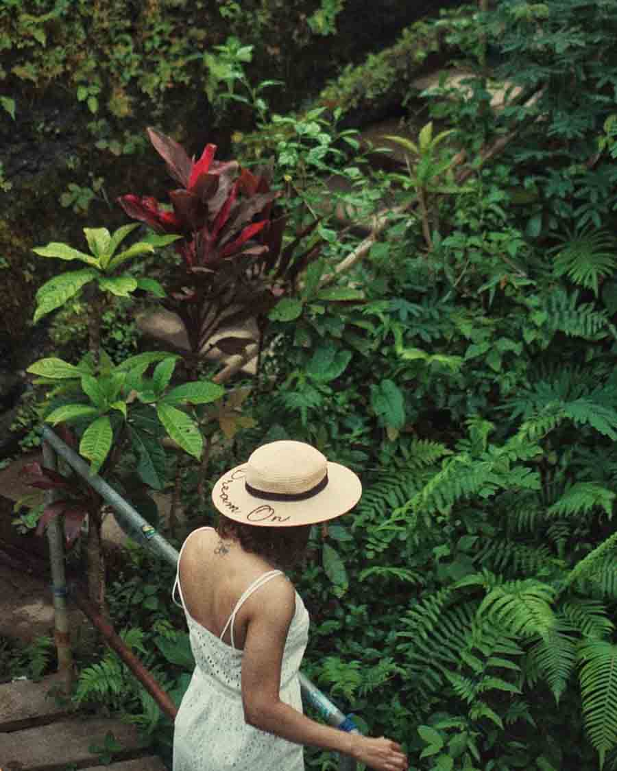 Samantha's next stop was Bali. Donning a hat and a white jumpsuit, she admired nature during her trip.