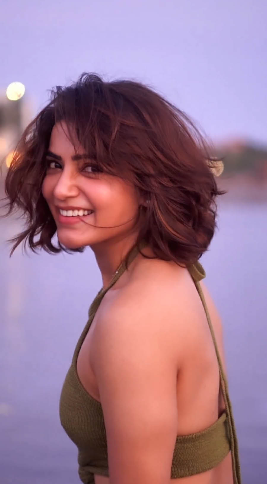Samantha looked stunning in her new short-hair look as she posed on a beach in Bali. 
