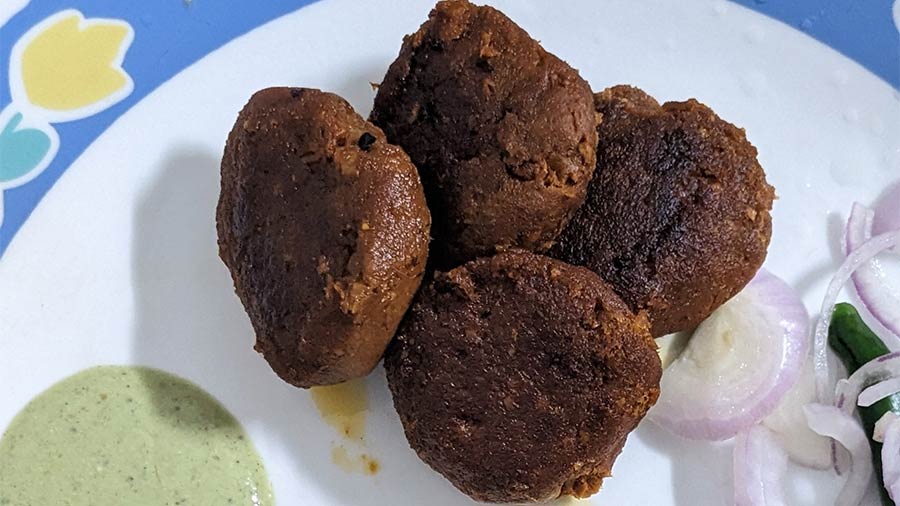 Bonus: Shikampuri Kebab at CC&FC: The sports club in Ballygunge, founded in 1792, serves the most yummy Shikampuri Kebab. Traditionally from Hyderabad, the kebabs are made of minced mutton, chana dal and sometimes, yoghurt. It looks similar to the Shami Kebab, but the texture is more melt-in-the-mouth than fibrous. Another close contender from the club’s kitchen is the Mutton Burra Kebab 