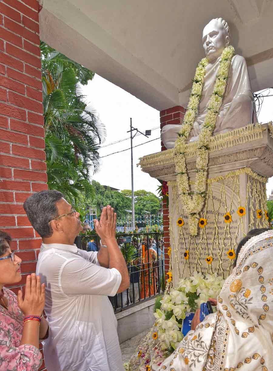 City mayor Firhad Hakim offers floral tributes to the bust of Ishwarchandra Vidyasagar at College Square on his 132nd death anniversary on Saturday