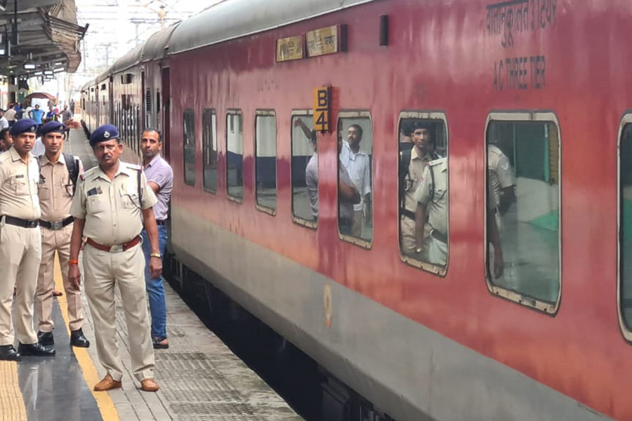 Death | Railway Protection Force constable shoots dead senior, 3 passengers  on board Jaipur-Mumbai train - Telegraph India