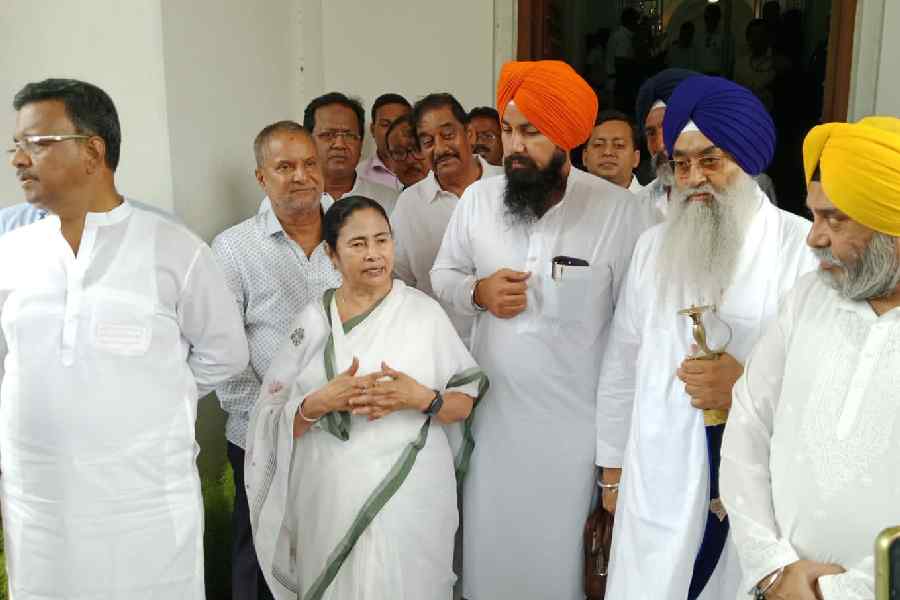 Giani Raghbir Singh (second from right), Jathedar Akal Takht Sahib anf Head Granthi, Sri Darbar Sahib, Golden Temple Amritsar, met chief minister Mamata Banerjee at the Bengal Legislative Assembly on Monday and extended an invitation to her to visit the Golden Temple. Banerjee has given her consent to visit the Sikh pilgrimage at her earliest.
