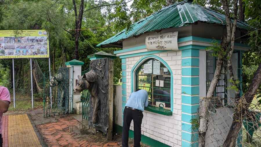 Located adjacent to the Chhoto Herobhanga River, the Centre opened a few years ago for the upkeep of injured and unwell tigers and crocodiles. The entry fee is Rs 30