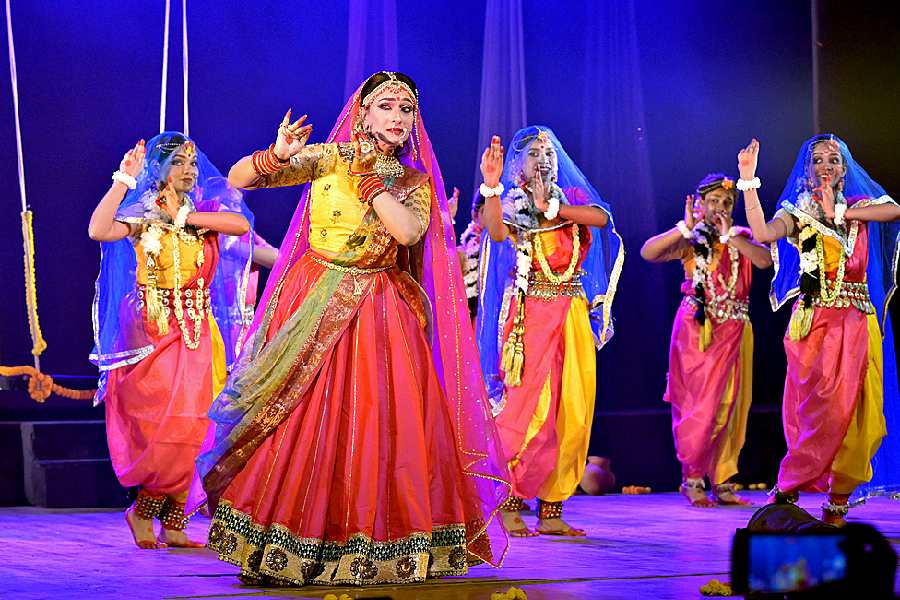 Rituparna Sengupta looked beautiful, dressed up as Radha for Krishna Madhuri Ek Katha Prem Ki. “I would like to thank everyone who organised such a meaningful event. The dancers, and especially, Avirup were brilliant today, by my side,” she said.