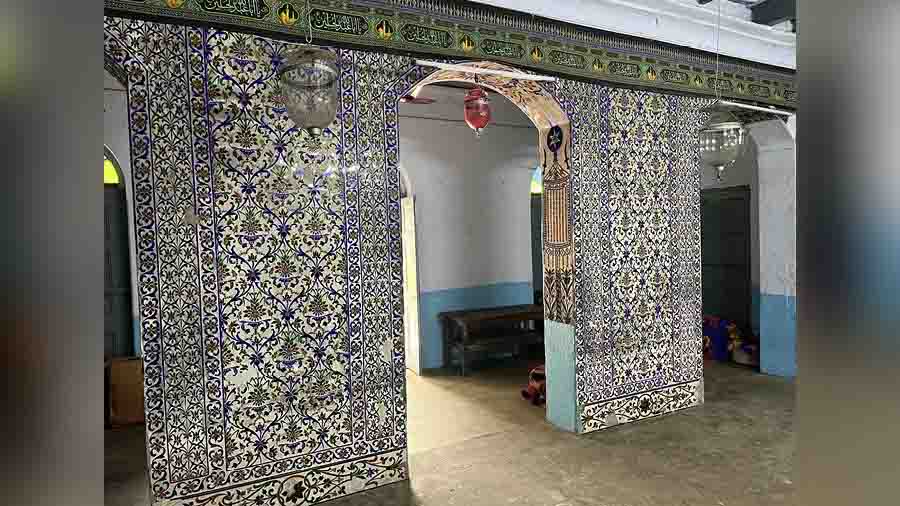 The brilliant floral walls of Umdah Imambara