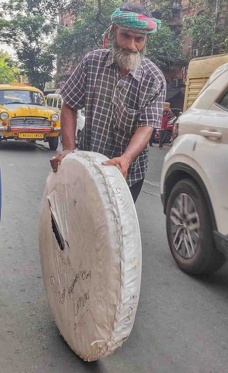 A labourer rolls a packed item on Strand Road to its address on a grimy and humid Thursday afternoon. The temperature is going to rise further in West Bengal between June 1 and 7. The India Meteorological Department (IMD) on Thursday said the intense weather conditions are very likely to prevail over the districts of West Bengal with day temperature rising by 3 to 5 °Celsius   