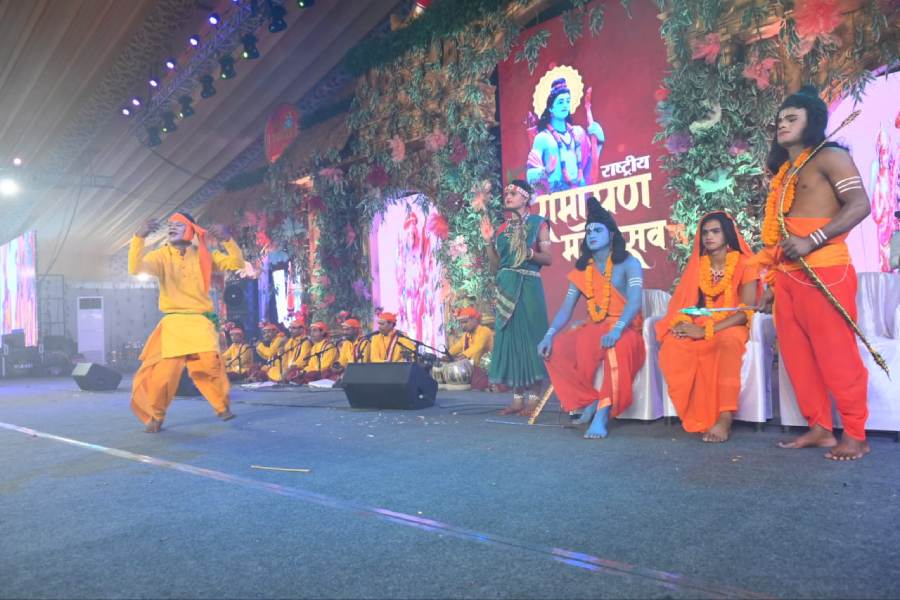 The 12-member team put up a 25-minute performance