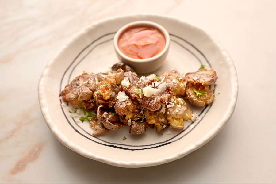 Truffle and Parmesan Baby Smashed Potatoes: The name says it all. These baby potatoes were crispy, crunchy and full of the goodness of truffle. The Parmesan shaving on top and the tangy sauce completed the flavour profile of the dish