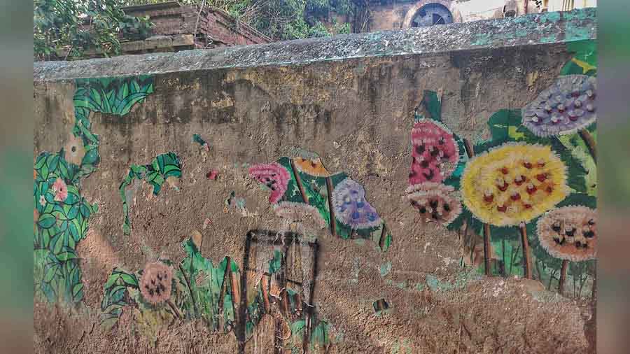 At Moti Lal Seal Ghat, some artwork are intact, while some have been destroyed. 