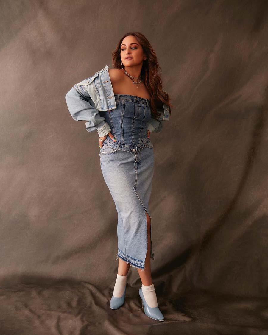 The actress nailed the powder blue denim-on-denim look with a corset top, midi skirt and cropped jacket. Blue heels and white socks completed the look. 