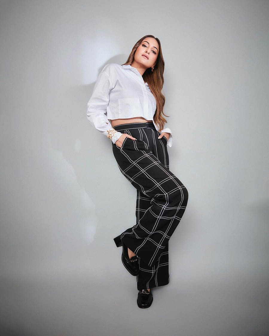 A white cropped shirt paired with flared black pants and block heels was Sonakshi’s choice for an easy-breezy outfit. 