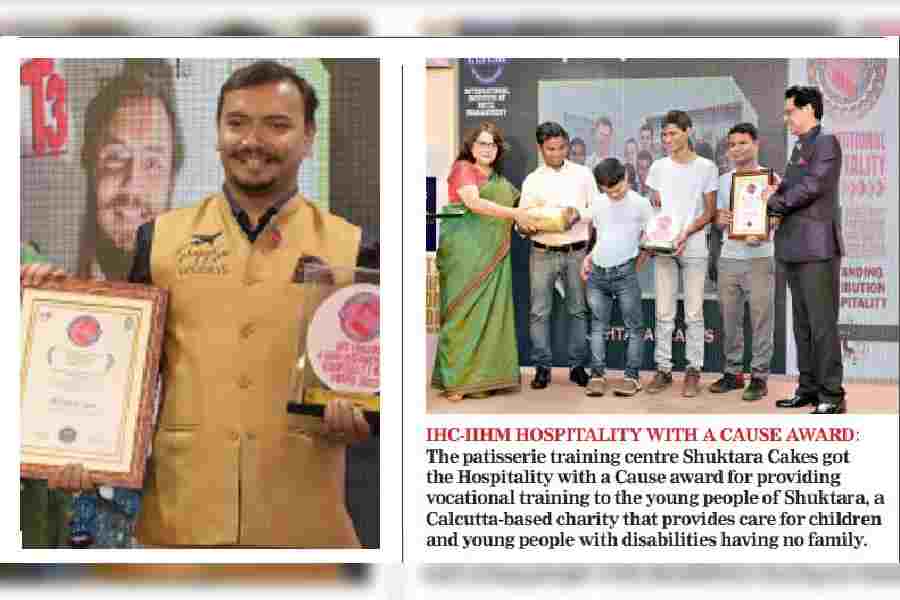 (l)Srinjoy Sen of Bookmytrav.com received the IHC-IIHM Rising Star Award