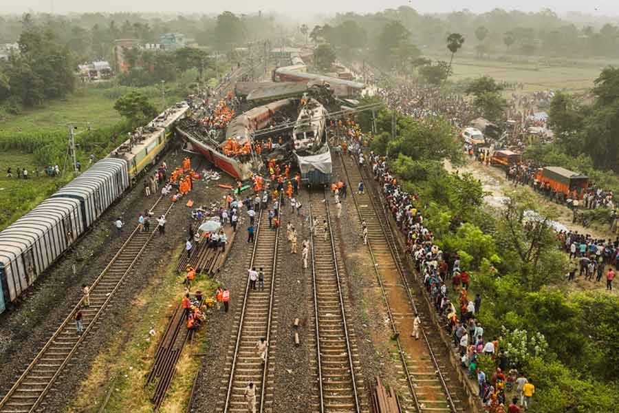 Accident | Odisha train crash: Cause identified, tracks to be ready for  normal services by June 7, says rail minister Ashwini Vaishnaw - Telegraph  India