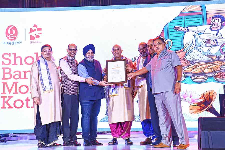 People from different walks of life felicitated and congratulated the trio behind Savourites. (L-R) Aninda Palit, Imran Zaki, Satnam Singh Ahluwalia, Sushanta Sengupta, Swaminathan Ramani, Gautam Mohan Chakraborty and Terence Ireland.