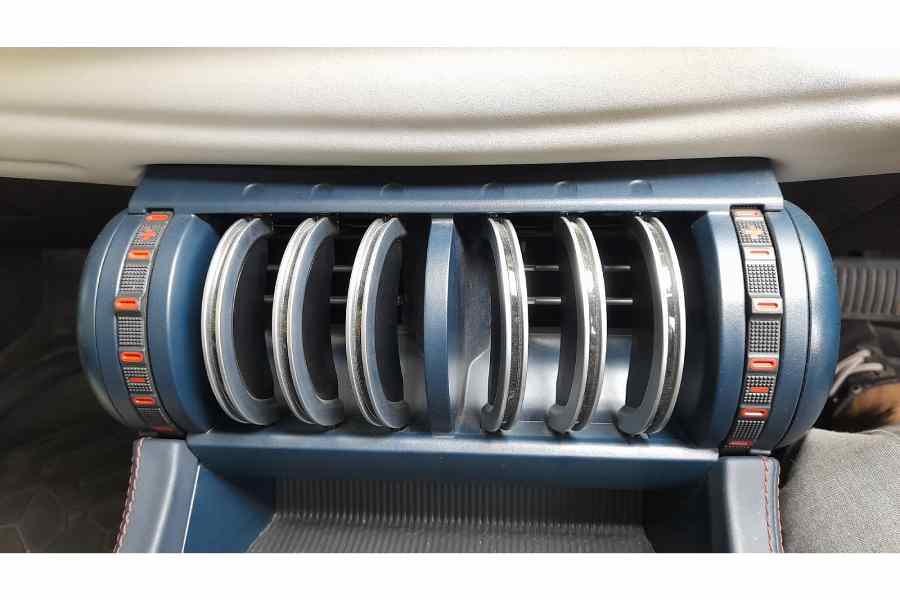 The dumbell shaped aircon vents are novel, but could have been made to look somewhat better.