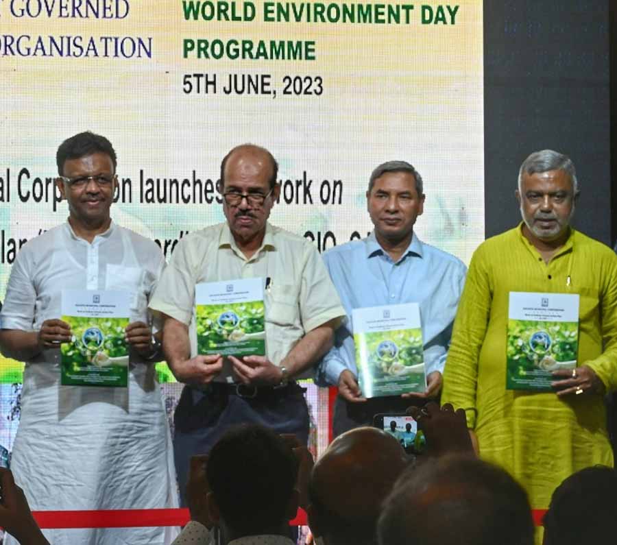 (From left) Mayor Firhad Hakim, West Bengal disaster management minister Javed Ahmed Khan, Unicef West Bengal chief Md Mohiuddin and mayoral council member Debasish Kumar at a programme at the Press Club, Kolkata, on the World Environment Day. The mayor formally launched work on a climate action plan for Kolkata at the programme, organised by the Environment Governed Integrated Organisation (EnGIO), with support from the Prabha Khaitan Foundation (PKF) and My Kolkata. Dignitaries from the state government and consulates as well as environmentalists, academicians and experts from various fields attended the event