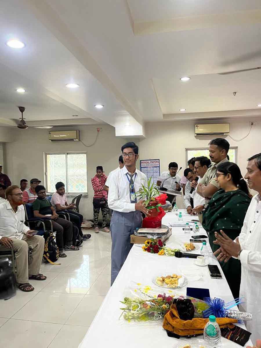 The Burdwan Rice Mills Association felicitated ICSE 2023’s national topper Sambit Mukherjee at a glittering function on Monday. Sambit is a student of St Xavier’s School, Burdwan. The association also honoured district toppers of other boards. Priyanka Singla, DM, Purba Bardhaman and Kamanasish Sen, SP, Purba Bardhaman were guests of honour  