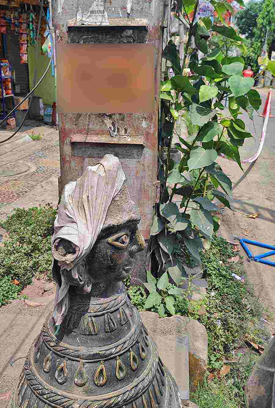 Various parts of the city have witnessed several beautification drives over the past few years. But poor maintenance has always remained a problem. This objet d’art on a pavement along Shyamnagar Road in South Dum Dum Municipality serves as a clothes drying stand for people