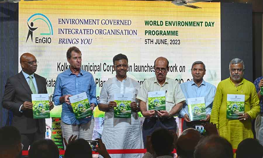 (From left) Yemi Odanye, British deputy head of the mission, Kolkata, German consul-general, Kolkata, Manfred Auster, mayor Firhad Hakim, West Bengal disaster management minister Javed Ahmed Khan, Unicef West Bengal chief Md Mohiuddin and mayoral council member Debasish Kumar launch work on Kolkata Climate Action Plan at the Press Club, Kolkata, on the World Environment Day. The event was organised by the Environment Governed Integrated Organisation (EnGIO), with support from the Prabha Khaitan Foundation (PKF) and My Kolkata