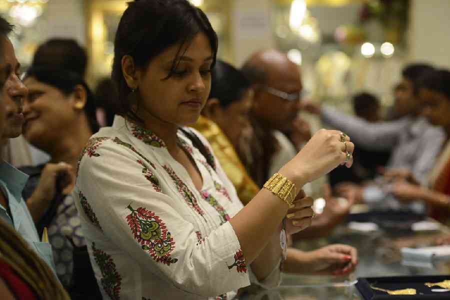 Aditya Birla  AV Birla forays into branded jewellery, to compete with 