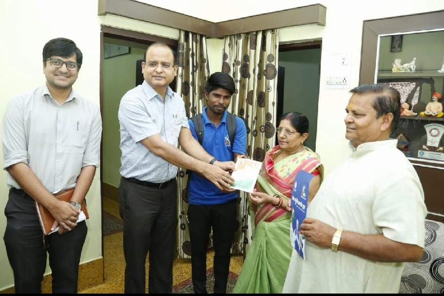 Chhattisgarh: Collector visits beneficiary's house under Mukhyamantri ...