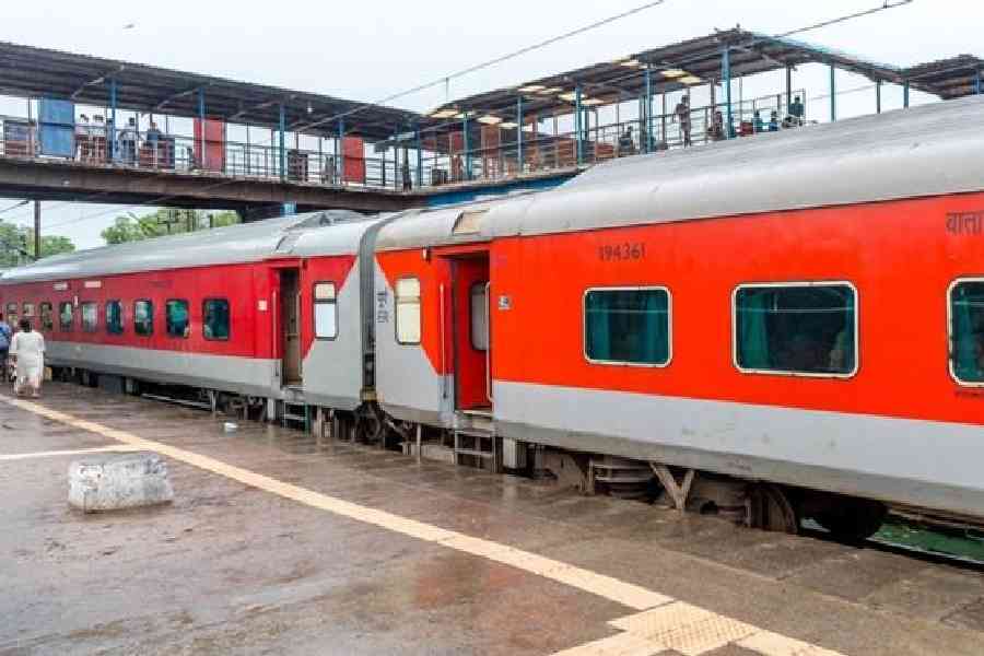Another train mishap averted as tractor crashes into Rajdhani express at Jharkhand-Bengal border - Telegraph India