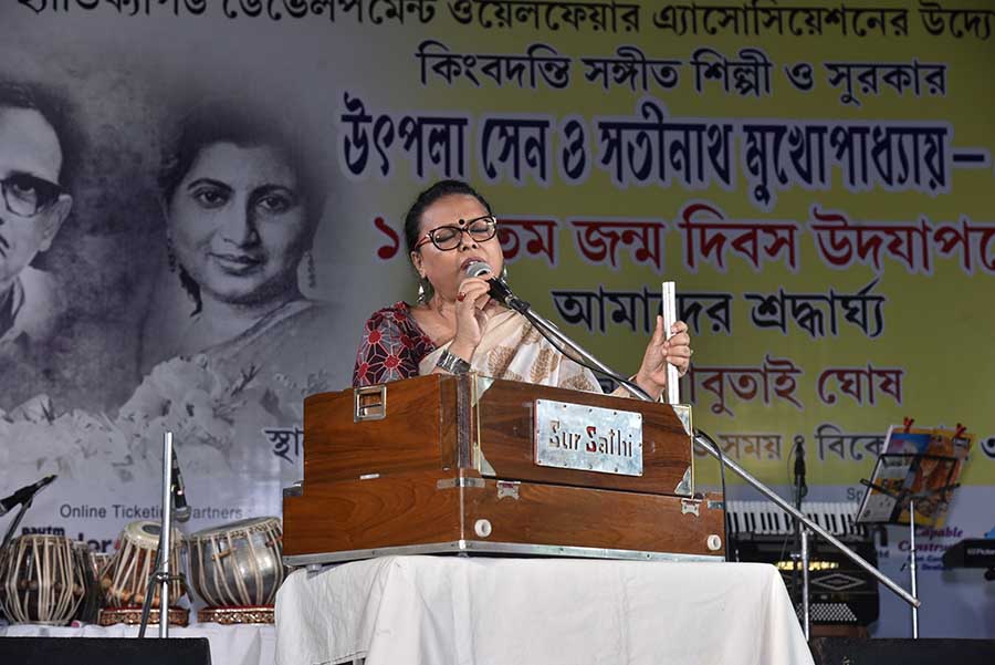 The Handicapped Development Welfare Association organised a musical tribute to legendary composer Satinath Mukhopadhyay and singer Utpala Sen on their centenary years. Lopamudra Mitra performs at the event
