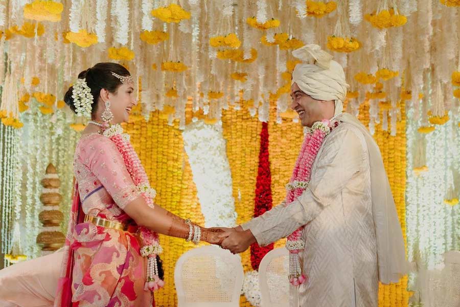 Ira looked stunning in a pink sari, while her groom opted for a white sherwani for the ceremony. 