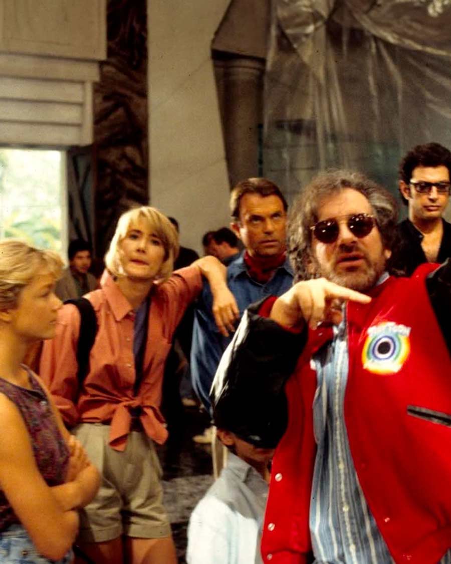 (L-R) Ariana Richards’ Lex, Sam Neill’s Dr. Alan Grant, Laura Dern’s Dr. Ellie Sattler, Steven Spielberg and Jeff Goldblum’s Dr. Ian Malcolm pose on the sets of Jurassic Park. 