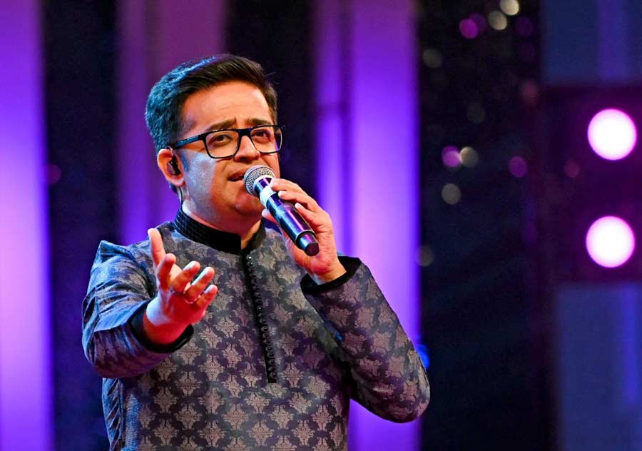K for Kishore winner Arnab Chakraborty enthralled audiences with his rendition of Kishore Kumar’s classic, 'Yeh Dil Na Hota Bechara'. “The Burmans were not only a powerhouse of talent, but also musical knowledge. Their songs have an amazing blend of melody and rhythm, and they truly understood the value of good lyrics. It is an honour to sing their music”