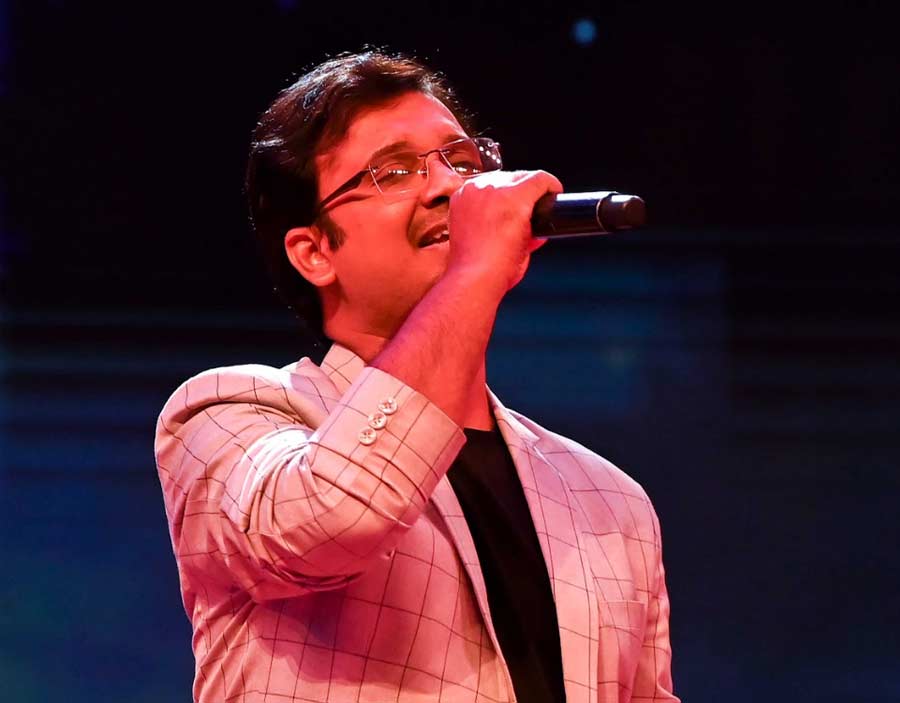 Sayantan Adhikary, another alumnus from 'Sa Re Ga Ma Pa' took the tempo up a notch by belting out some peppy beats. “This night is extra special because it is my first performance at the Science City Auditorium. It’s impossible to pick a favourite when it comes to Pancham da’s music, but I’m glad to have sung 'Sach Mere Yaar Hai' and 'Khoya Khoya Chand', 'Khula Aasman', both of which particularly move me,” he smiled 