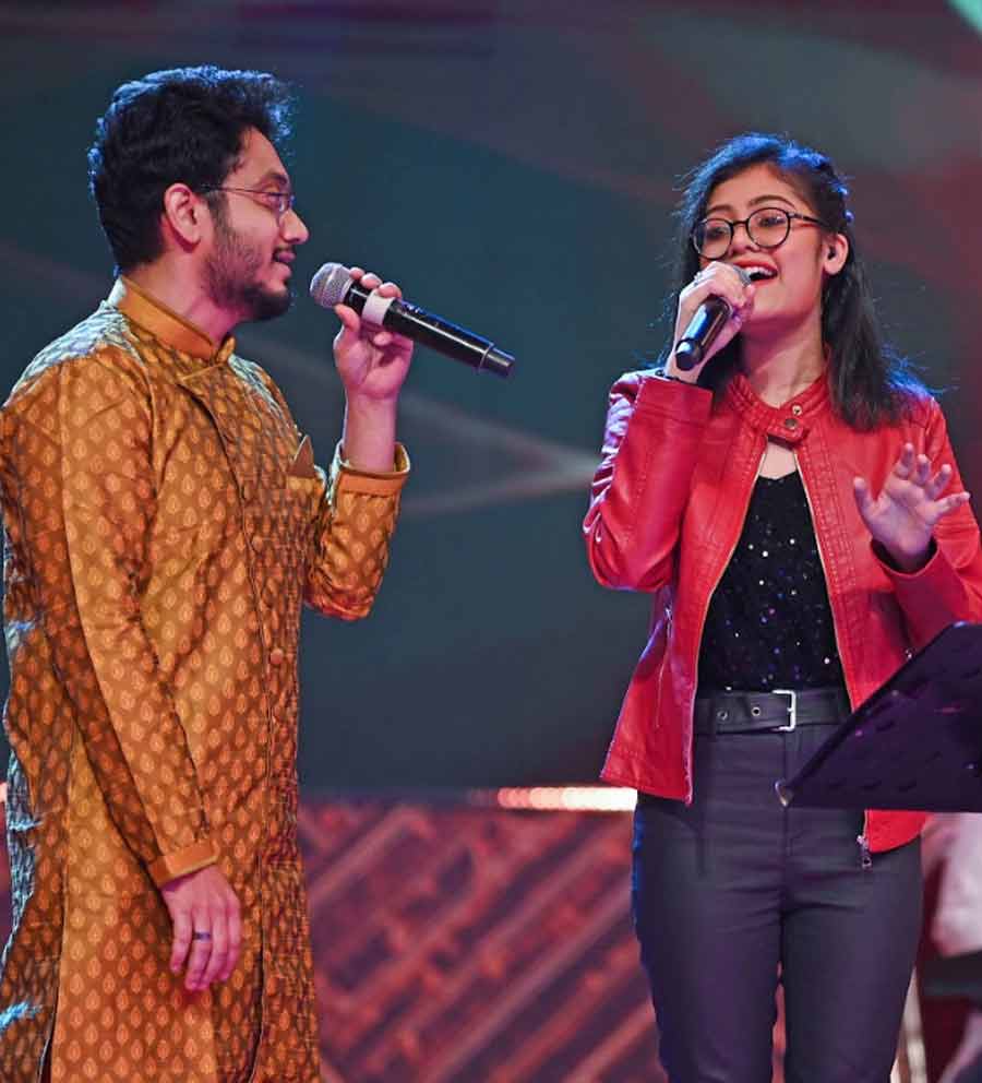 Upcoming Kolkata talents Dipaayan Banerjee and Anushka Patra paid homage to the evergreen duo of Kishore Kumar and Asha Bhosle with 'Haal Kaisa Hai Janaab Ka'. “This is the first time I'm doing a special theme-based show. The fact that we are getting to sing with the Burmans’ Mumbai-based band elevates the sound into a symphony,” said Dipaayan. “Performing with our seniors today feels very special, and these songs are the ones we have grown up singing. RD and SD Burman are like our Gods,” Anushka added. 