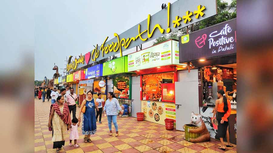 Patuli’s promenade is packed with foodies exploring the options at the recently revamped ‘Foodpath’ overlooking Patuli Jheel 