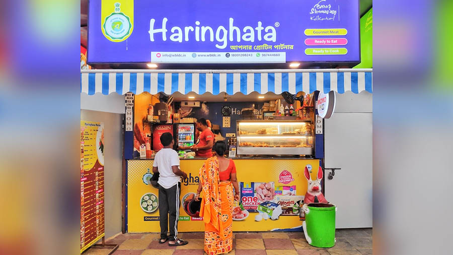 Haringhata serves frozen snacks fried on the spot